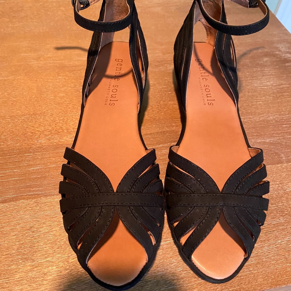 Gentle Soul Black Suede Flat Sandal Sz 9